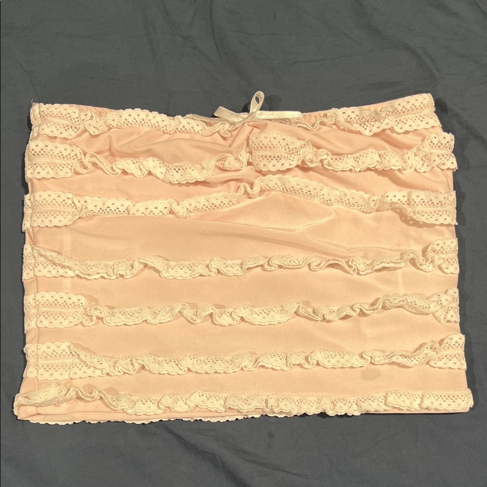 Edikted Izzy Ruffled Strapless Top